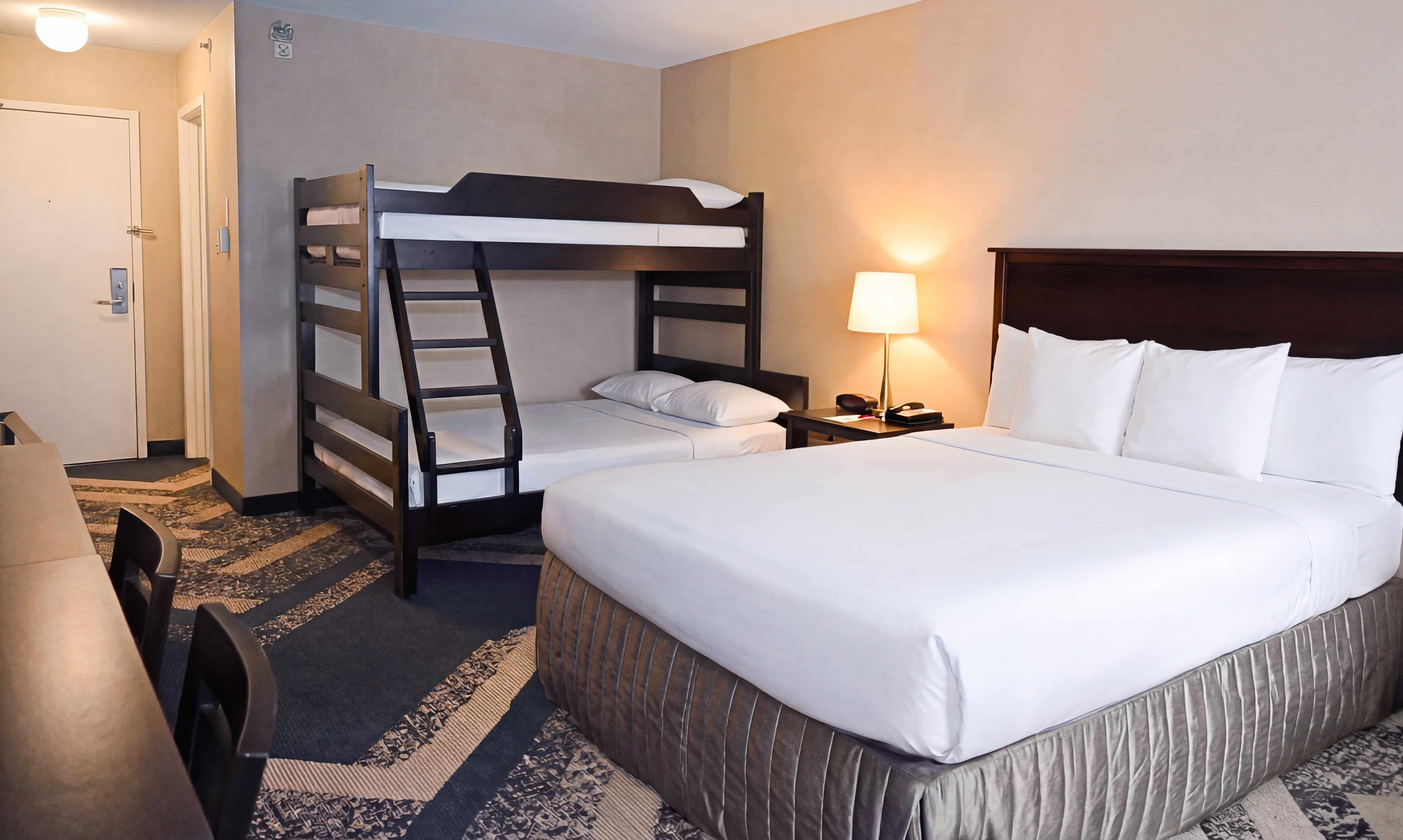 Skyline Hotel & Waterpark Studio One Queen Bunk Bed Room